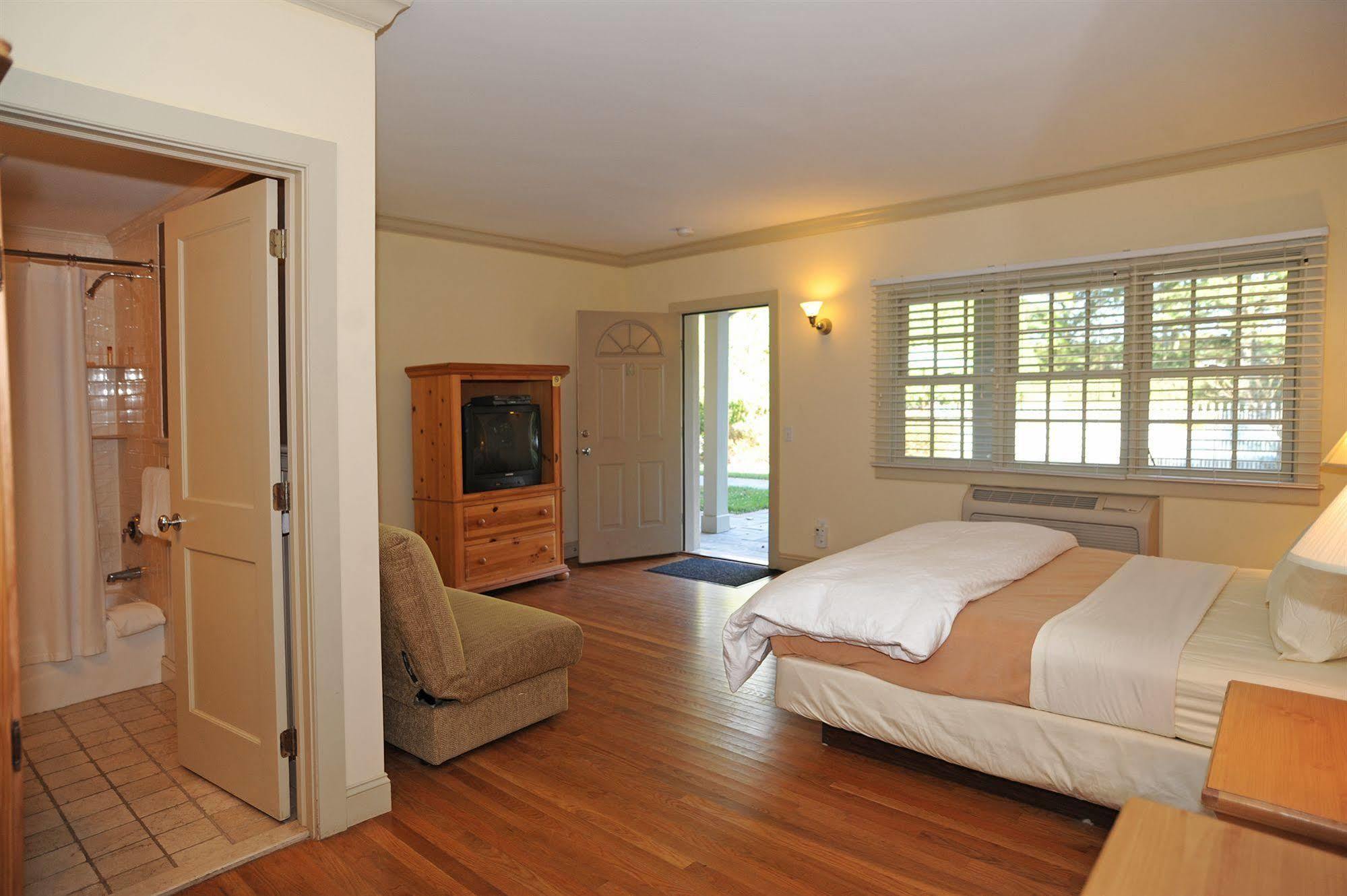 Long Island Hotel 3*